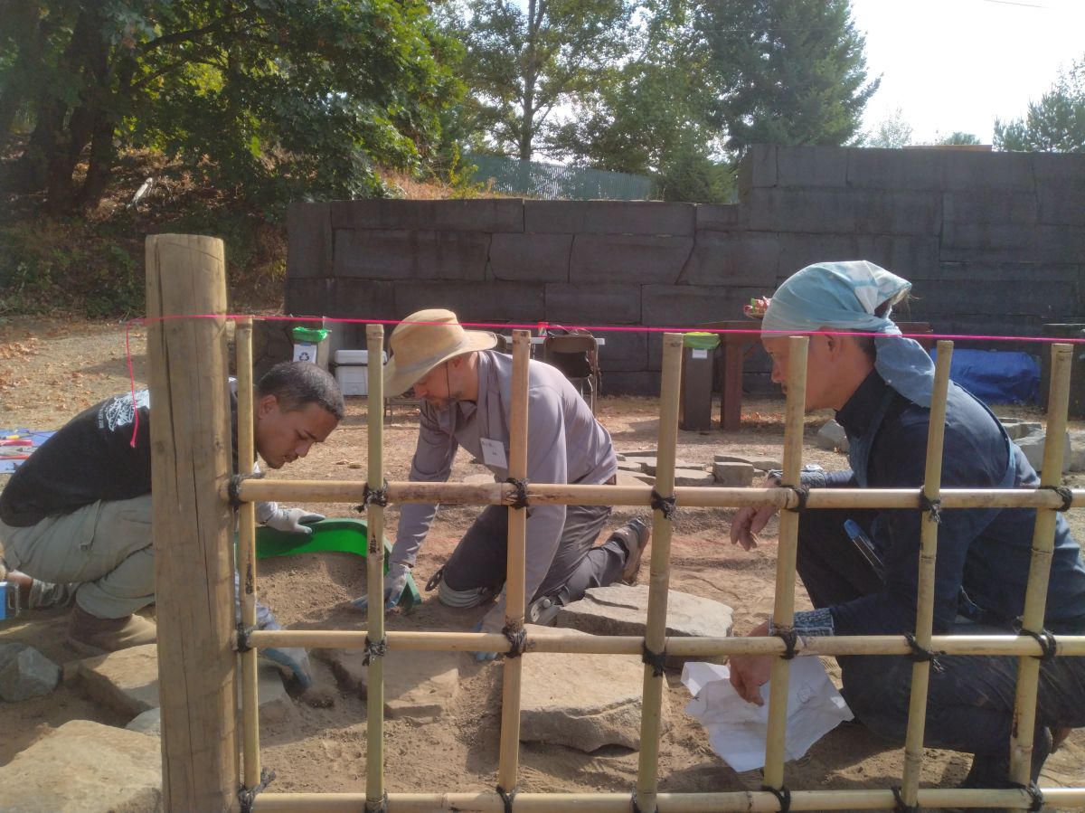 日本庭園にある飛び石、延段、蹲、竹垣の施