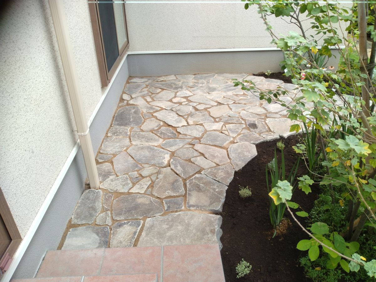 石張りの目地は周りとのバランスを考えて土