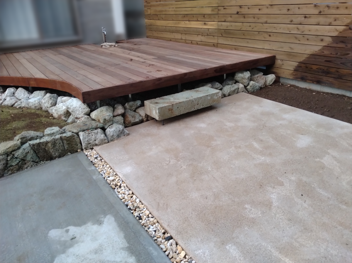 デッキから駐車場へ降りるのにステップも土